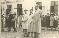 1954 Ivo Andric u Kamenici ispred GORNJE skole - Obnova Zmajevog muzeja 6 juna 1954